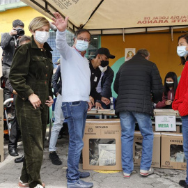Gustavo Petro, candidatos a la Presidencia de Colombia de Pacto Histórico, y su esposa Verónica Alcocer votan este domingo 13 de marzo de 2022 en Bogotá (Colombia).