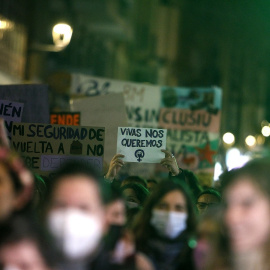 Un grupo de personas en una manifestación por el 8M, Día Internacional de la Mujer, a 8 de marzo de 2022, en Palma de Mallorca, Baleares.