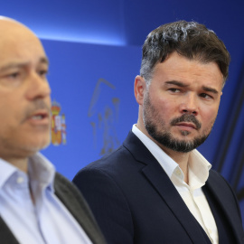 28/03/2023.- Los diputados de ERC, Jordi Salvador i Duch (i) y Gabriel Rufián, durante la rueda de prensa antes de la reunión de la Mesa del Congreso este martes. EFE/Zipi