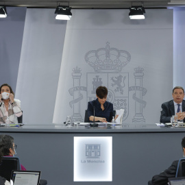 La ministra de Industria, Comercio y Turismo, Reyes Maroto, la ministra de Política Territorial y portavoz del Gobierno, Isabel Rodríguez, y el ministro de Agricultura, Pesca y Alimentación, Luis Planas, dan la la rueda de prensa posterior 