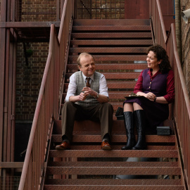 Toby Jones y Olivia Colman, en una escena de 'el imperio de la luz'