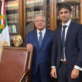 El presidente de México, Andrés López Obrador, y el abogado de Pedro Castillo, Guido Croxatto, tras su reunión en Ciudad de México a 27 de marzo de 2023