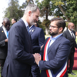 Fotografía cedida por la © Casa de S.M. el Rey que muestra al rey de España, Felipe VI (i), mientras saluda al nuevo presidente de Chile, Gabriel Boric, tras su ceremonia de investidura, hoy, en Valparaíso (Chile).