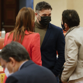 15/03/2022.- El portavoz de ERC, Gabriel Rufián (c) conversa con la portavoz de EH Bildu, Mertxe Aizpurua (d) antes de la reunión de la Junta de Portavoces, este martes en la Cámara Baja. EFE/ Chema Moya
