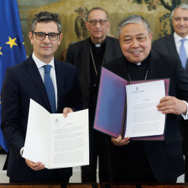 El ministro de la Presidencia, Relaciones con las Cortes y Memoria Democrática, Félix Bolaños (i) y el Nuncio Apostólico, Monseñor Bernardito Auza (c), posan tras el cambio de notas, en el Palacio de Santa Cruz, a 29 de marzo de 2023, en Ma