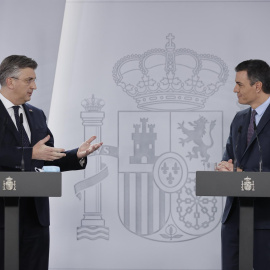 El presidente del Gobierno, Pedro Sánchez (d) y el primer ministro de la República de Croacia, Andrej Plenković (i) durante la rueda de prensa tras su encuentro en el Palacio de la Moncloa este miércoles.