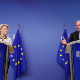 La presidenta de la Comisión Europea, Ursula von der Leyen (i.), con el alto representante de la Unión Europea para Asuntos Exteriores, Josep Borrell, en una comparecencia en Bruselas. REUTERS/Stephanie Lecocq/Pool