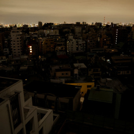 El barrio de Toshima en Tokio, sin luz tras el terremoto, este miércoles.
