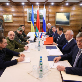 Mesa de negociaciones entre las delegaciones de Ucrania y Rusia en la región bielorrusa de Brest, a 7 de marzo de 2022.