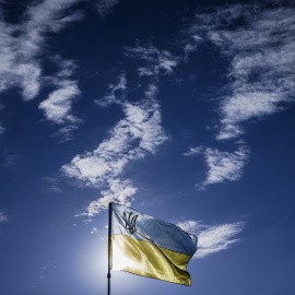 Una bandera ucraniana ondea durante una manifestación en apoyo a Ucrania en Washington DC el 13 de marzo de 2022.