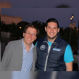 Imagen del alcalde de Madrid, José Luis Martínez-Almeida, y de uno de sus asesores, Álvaro Hernández Crespo.