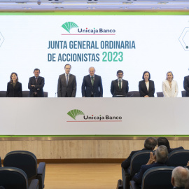 Vista de los miembros del consejo de administración de Unicaja Banco, antes del comienzo de la junta de accionistas de la entidad, en Málaga.