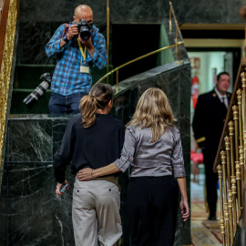 La vicepresidenta segunda, Yolanda Díaz, y la ministra de Igualdad, Irene Montero, durante una sesión plenaria en el Congreso de los Diputados, a 7 de marzo de 2023, en Madrid
