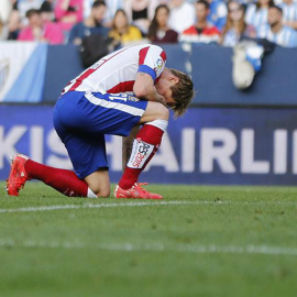 El delantero del Atlético de Madrid Fernando Torres, tras fallar una ocasión de gol. EFE
