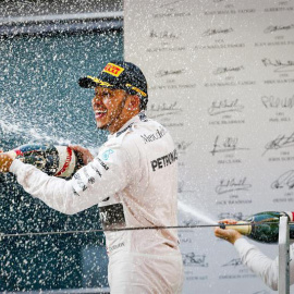 Hamilton y Rosberg celebran su doblete en China. / DIEGO AZUBEL (EFE)