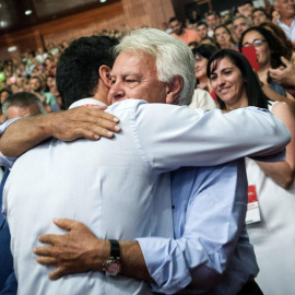 Pedro Sánchez y Felipe González se abrazan en una imagen de archivo . / EFE