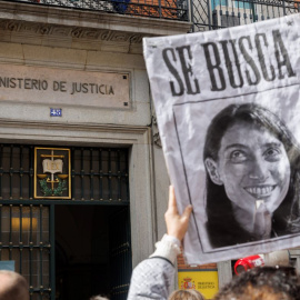 Un letrado de la Administración de Justicia sujeta un cartel con la cara de la ministra de Justicia durante una manifestación desde Callao a San Bernardo 45, a 9 de marzo de 2023, en Madrid.