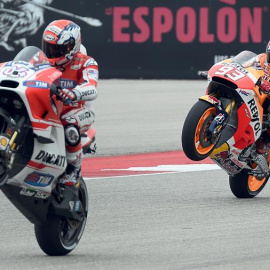Andrea Dovizioso (Ducati) hace un caballito por delante del español Marc Marquez (Repsol Honda) en el Circuito de las Americas de Austin, Texas, (USA). EFE