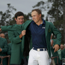 Bubba Watson le pone la chaqueta verde de campeón del Masters de Augusta a Jordan Spieth. /REUTERS