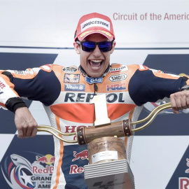 Marc Márquez levanta el trofeo de ganador del GP de las Américas. /EFE