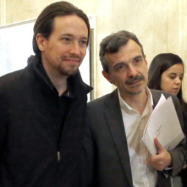 Pablo Iglesias junto al candidato de Podemos a la Comunidad de Madrid, José Manuel López, en su llegada al Fórum Nueva Economía.EFE