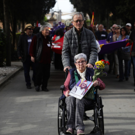 Familiares de los represaliados durante el acto de inauguración del osario memorial. A 27 de marzo de 2023, en Sevilla (Andalucía, España).