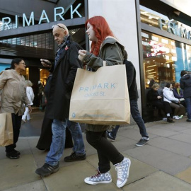 Varias personas saliendo de la tienda Primark, en la londinense Oxford Street, cuyo edificio ha sido adquirido por Amancio Ortega. REUTERS