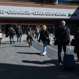01/04/2023. Un grupo de personas a la entrada de la estación Chamartín-Clara Campoamor, a 27 de marzo de 2023.