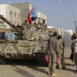 Militantes leales al presidente yemení Abd-Rabbu Mansour Hadi en un tanque usado para luchar contra los hutíes en el sur de la ciudad de Adén./ REUTERS-Stringer