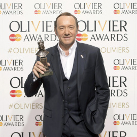 El actor Kevin Spacey ganador en los Premios Oliver en la Royal Opera House, Londres./ FE/EPA-HANNAH MCKAY