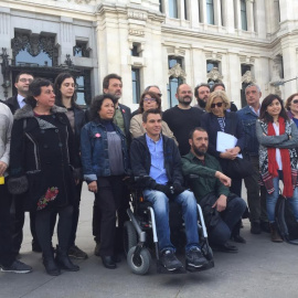 Manuela Carmena, junto a sus compañeros de Ahora Madrid que ocupan los 20 primeros puestos de la lista del "partido instrumental" a las municipales del 24 de mayo en la capital. A.L.M.