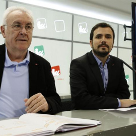El coordinador federal de IU, Cayo Lara, y el candidato a la Presidencia del Gobierno, Alberto Garzón, durante la rueda de prensa de este lunes. /EFE