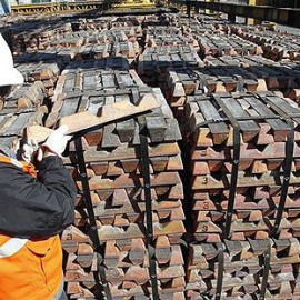 Un trabajador durante su jornada laboral en una fábrica./ EUROPA PRESS