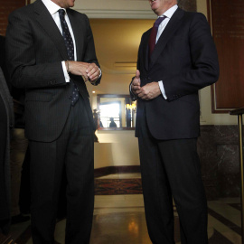 El ministro de Economía, Luis de Guindos, y el presidente de El Círculo Ecuestre, Borja García Nieto. EFE/Marta Pérez