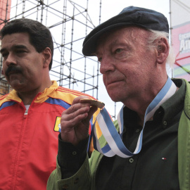 Eduardo Galeano junto a Nicolás Maduro en una fotografía de archivo de 2013. /REUTERS