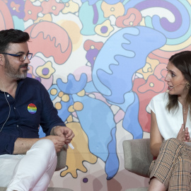 El director del Observatorio valenciano contra LGTBIfobia, Toño Abad, y la ministra de Igualdad, Irene Montero, durante un acto en Madrid, a 7 de julio de 2022.