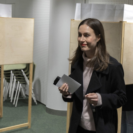 La primera ministra de Finlandia, Sanna Marin, se prepara para votar en las elecciones parlamentarias en Tampere, Finlandia, el 25 de marzo.