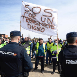 Un centenar de transportistas ha protestado este viernes en un acto organizado en Valladolid al que ha asistido la ministra de transportes del Gobierno, Raquel Sánchez