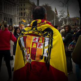 19/03/2022 Uno de los participantes de la manifestación convocada por Vox contra el Gobierno porta una bandera franquista