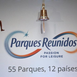 El logo de Parques Reunidos durante la salida de la compañía a la Bolsa de Madrid, en abril de 2016. REUTERS/Andrea Comas