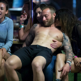 Un hombre, visiblemente en pleno disfrute, entre dos mujeres en Coachella. REUTERS