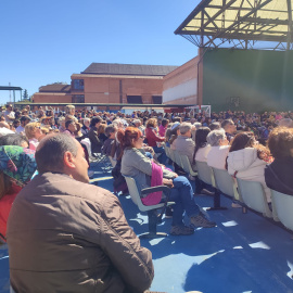 Numerosas personas siguen el acto de presentación de Sumar, el proyecto político de Yolanda Díaz, en el patio del CEIP Ramiro de Maeztu, a 2 de abril de 2023 en Madrid
