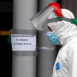 Un trabajador, con el traje de protección. / EFE