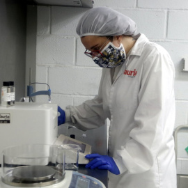 Una treballadora d'Àuria analitzant que la mostra sigui correcta.