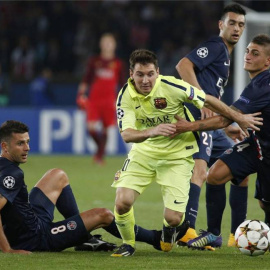 Messi supera a Verratti en el partido de la fase de grupos.