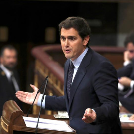 El presidente de Ciudadanos, Albert Rivera, durante su intervención en el debate de la moción de censura presentada por el PSOE contra el presidente del Gobierno, Mariano Rajoy, hoy en el Congreso de los Diputados. EFE/Kiko Huesca