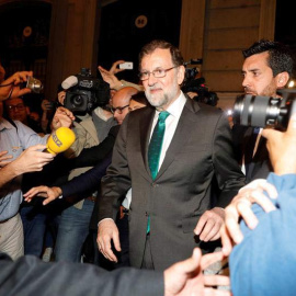 Rajoy, a la salida del restaurante en el que pasó ocho horas mientras seguía el debate en el Congreso. (EFE)