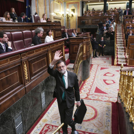 El presidente del Gobierno, Mariano Rajoy, abandona el hemiciclo del Congreso de los Diputados, en el receso de la primera jornada del debate de la moción de censura presentada por el PSOE. DANI GAGO