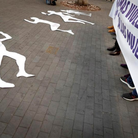 Protesta en Santa Cruz de Tenerife del foro contra la violencia de género de Tenerife en repulsa por el asesinato de una mujer y su hijo a manos del marido. (RAMÓN DE LA ROCHA | EFE)