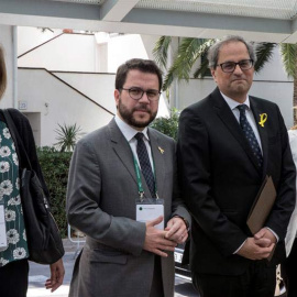 El presidente de la Generalitat, Quim Torra, posa con los futuros consellers de Presidencia, Elsa Artadi (d); de Economía, Pere Aragonés (2i); y de Empresa, Ángels Chacón (i). (EFE)